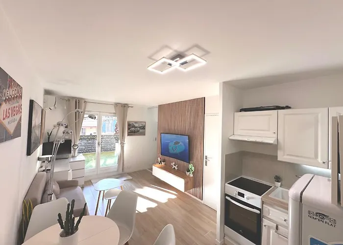 Nouveaute-charmant Lecactus Avec Terrasse Au Coeur De Ste-maxime * סן-מקסים