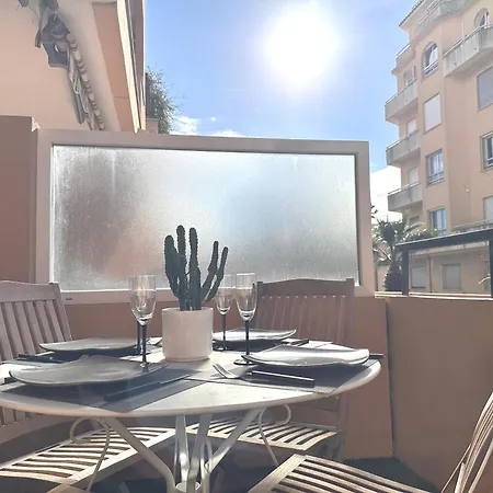 Apartamento Nouveaute-charmant Lecactus Avec Terrasse Au Coeur De Ste-maxime *